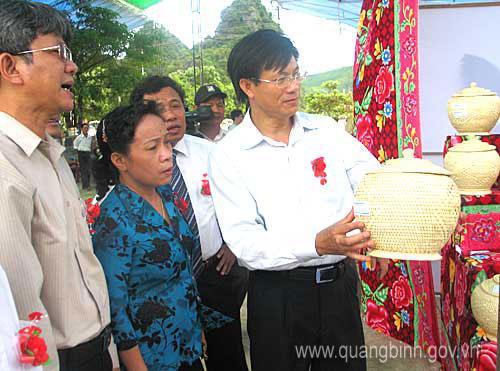 Provincial leaders visiting to the stalls