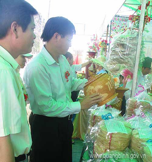 Provincial leaders visiting to the stalls