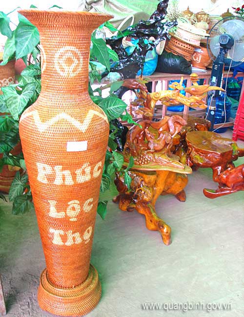 Fine handicrafts article of the Long Do Private Enterprise (Mai Hoa - Tuyen Hoa)