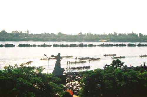 Bơi Trải trên sông Nhật Lệ