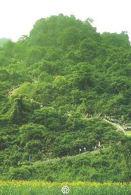 Way up to the Tien Son grotto