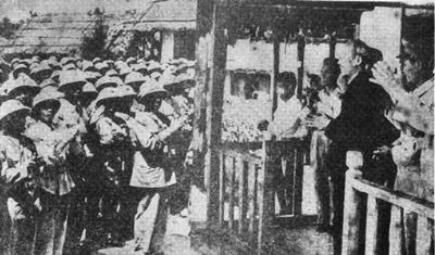 Bác Hồ đến thăm Sư đoàn 325 ngày 15-6-1957.