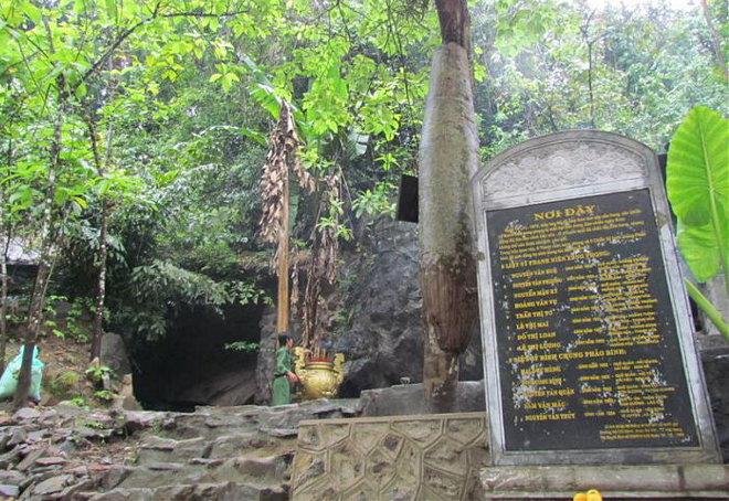 Hang Tám thanh niên xung phong