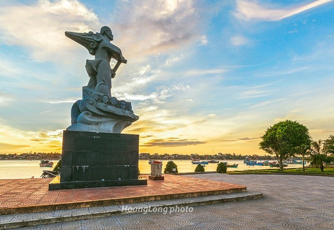 Tượng đài Mẹ Suốt
